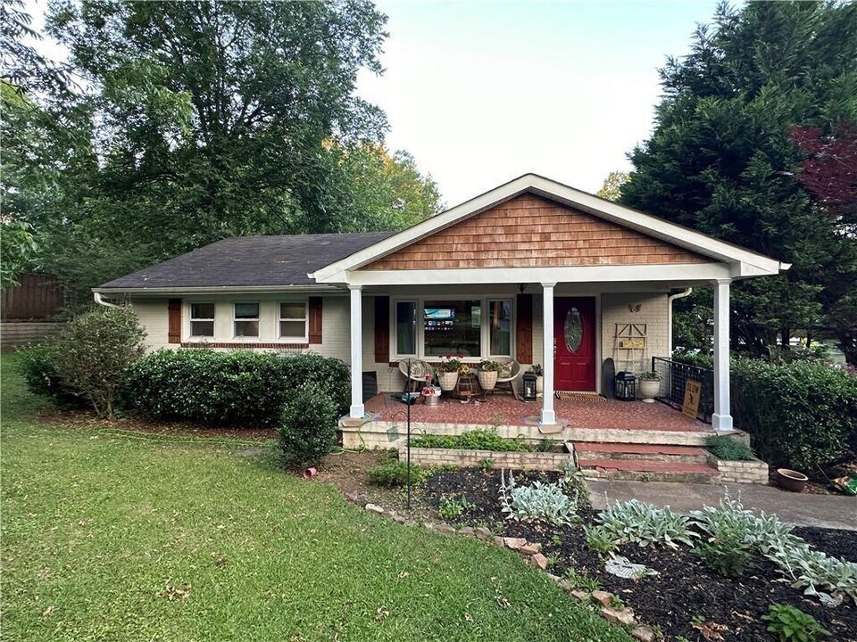 1400 Quarles Ave SE in Smyrna, GA - Building Photo