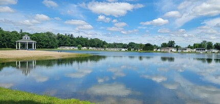 412 Deerfield Ln in Columbus, MI - Foto de edificio - Building Photo