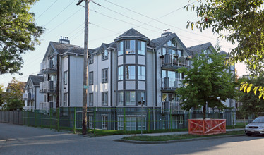 2736 Victoria Dr in Vancouver, BC - Building Photo - Building Photo