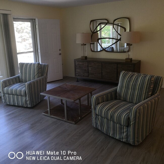 524 Laurel Lake Rd, Unit Laurel Lake in Thiensville, WI - Building Photo - Building Photo