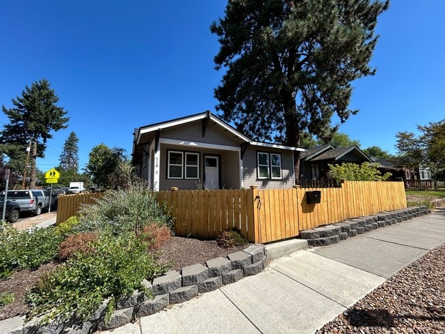 218 NW Broadway St in Bend, OR - Building Photo - Building Photo