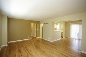 Courtyard Apartments in Overland Park, KS - Foto de edificio - Interior Photo
