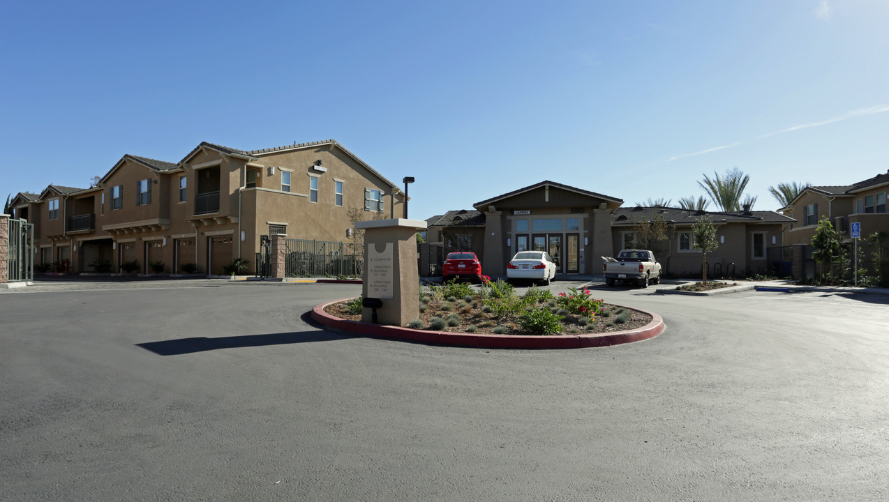 Highgrove Blossom Apartments in Riverside, CA - Foto de edificio