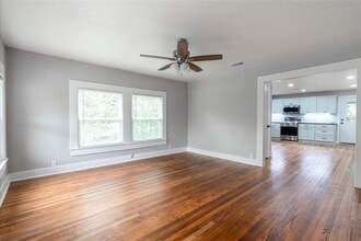 329 Flores St in Lockhart, TX - Building Photo - Building Photo