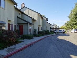 Lindale Greens in Sacramento, CA - Foto de edificio - Building Photo