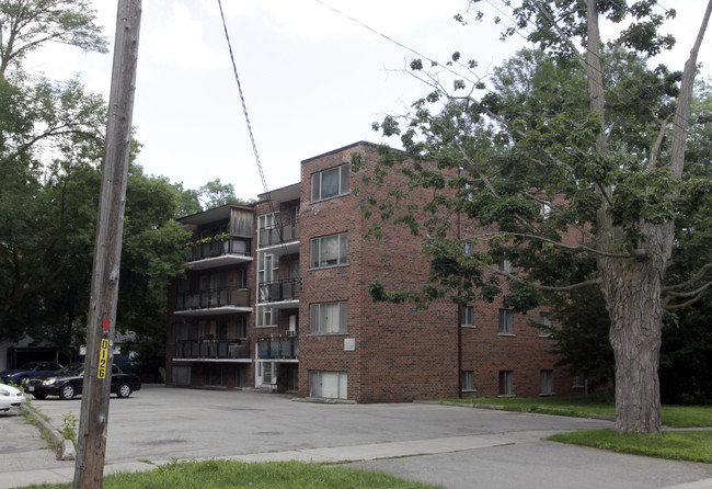 2433 1st St in Burlington, ON - Building Photo - Primary Photo