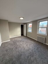 61 W 49th St in Bayonne, NJ - Foto de edificio - Building Photo