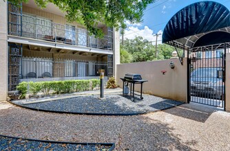 3910 McDuffie in Houston, TX - Building Photo - Interior Photo