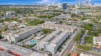 329 SE 3rd St in Hallandale Beach, FL - Building Photo