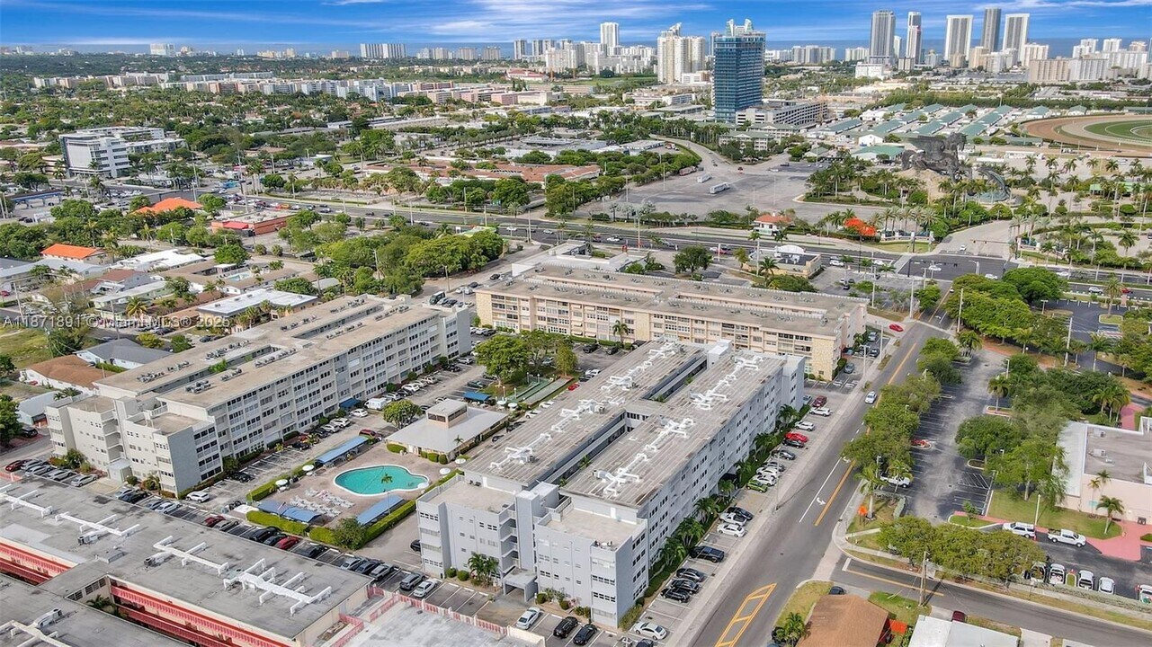 329 SE 3rd St in Hallandale Beach, FL - Building Photo