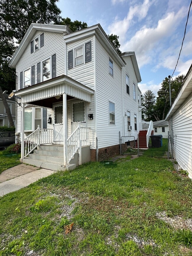25 Locust St in New Britain, CT - Building Photo - Building Photo