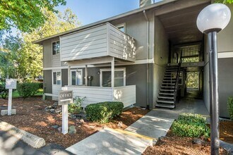 Creekside Commons Apartments in Tigard, OR - Foto de edificio - Building Photo