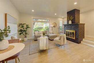 13604 116th Pl NE in Kirkland, WA - Foto de edificio - Building Photo