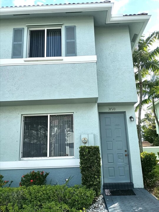 3710 Oleander Ter in Riviera Beach, FL - Building Photo