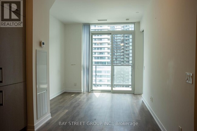 87-2987 Peter St in Toronto, ON - Building Photo - Building Photo