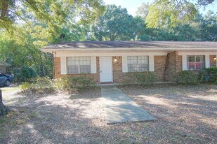 1447 E Burgess Rd in Pensacola, FL - Building Photo