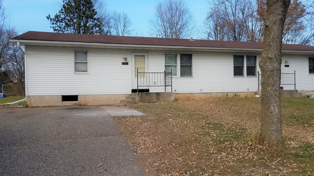 113 Emory Dr in River Falls, WI - Building Photo