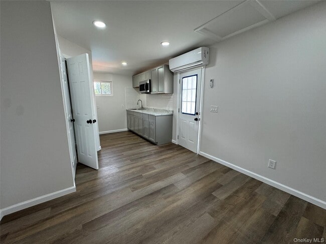 20 Irving Pl in Islip Terrace, NY - Building Photo - Building Photo