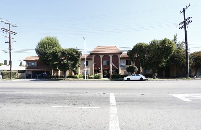 Villa Roscoe in Panorama City, CA - Foto de edificio - Building Photo