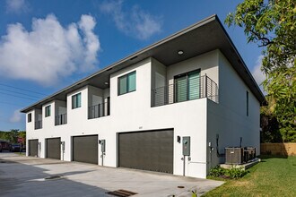 333 NW 41st St in Oakland Park, FL - Foto de edificio - Building Photo