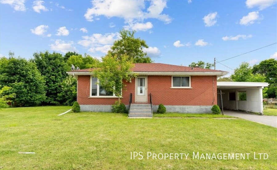 21 Parkdale Dr in Belleville, ON - Building Photo