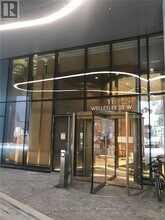 11 Wellesley St W in Toronto, ON - Building Photo - Building Photo