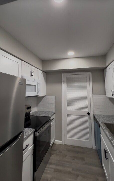 9208 N Connechusett Rd in Tampa, FL - Foto de edificio