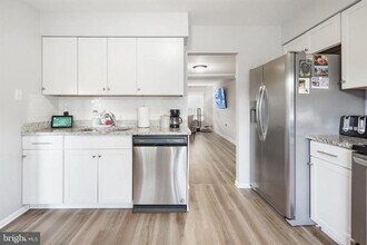 12120 Stoneford Dr in Woodbridge, VA - Building Photo - Building Photo