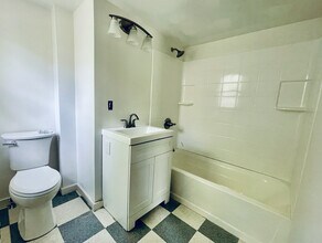 15 Winthrop St in Hallowell, ME - Building Photo - Building Photo
