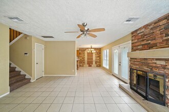 5203 E Pagewick Dr in Houston, TX - Foto de edificio - Building Photo
