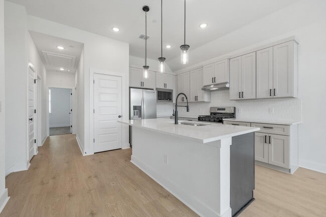 200 W 56th St in Austin, TX - Foto de edificio - Building Photo