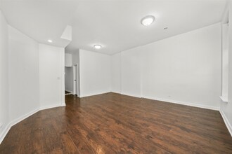 1946 N Wilmot Ave in Chicago, IL - Building Photo - Building Photo