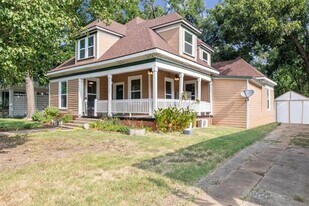 1123 W Gandy St in Denison, TX - Building Photo