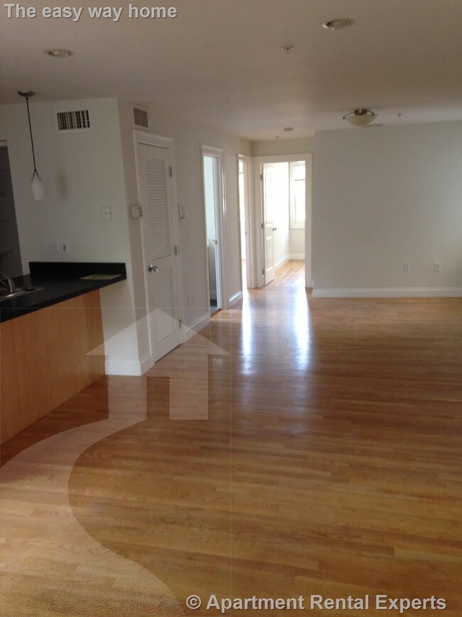 1110 Massachusetts Ave, Unit #2 in Cambridge, MA - Building Photo - Building Photo