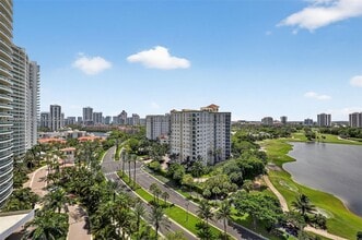 20185 E Country Club Dr in Miami, FL - Building Photo - Building Photo