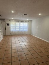 10413 NW 3rd St in Pembroke Pines, FL - Foto de edificio - Building Photo