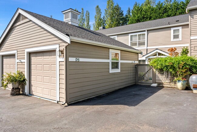 1220 Weaver Rd NW in Bainbridge Island, WA - Building Photo - Building Photo