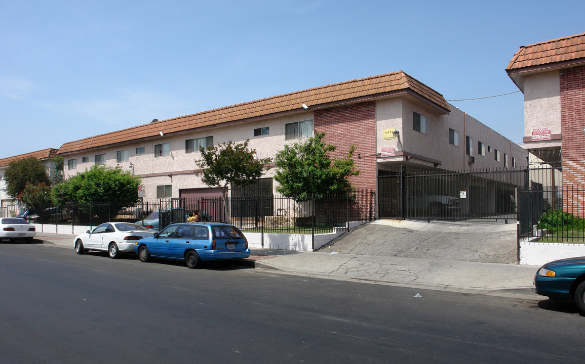 9017 Columbus Ave in North Hills, CA - Building Photo