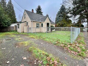 231 NE 4th Ave in Hillsboro, OR - Building Photo - Building Photo