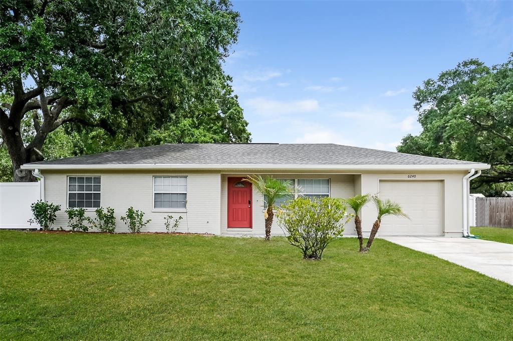 6240 Sweetwater Dr W in Lakeland, FL - Building Photo