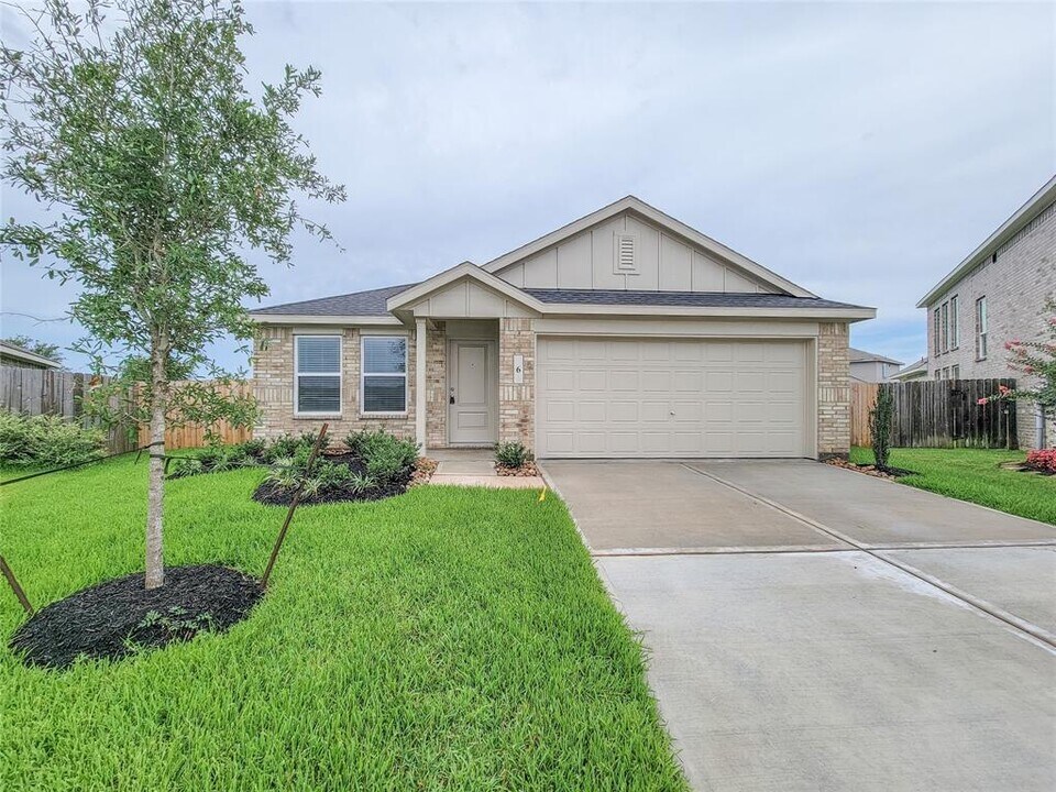 6 Riverwood Circle Ct in Angleton, TX - Building Photo