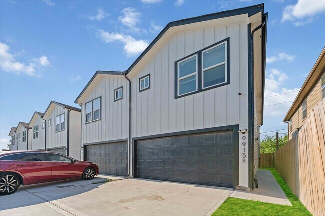 9915 Porto Rico Rd in Houston, TX - Foto de edificio - Building Photo