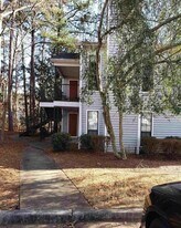 621 Windchase Ln in Stone Mountain, GA - Building Photo