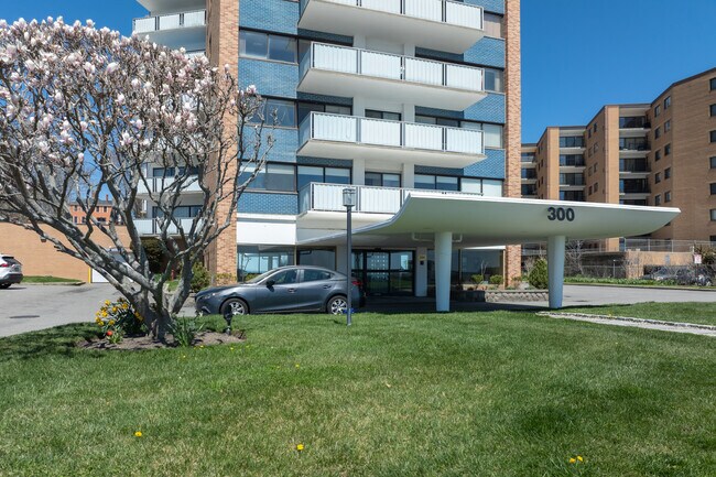 300 Lynn Shore Dr in Lynn, MA - Foto de edificio - Building Photo