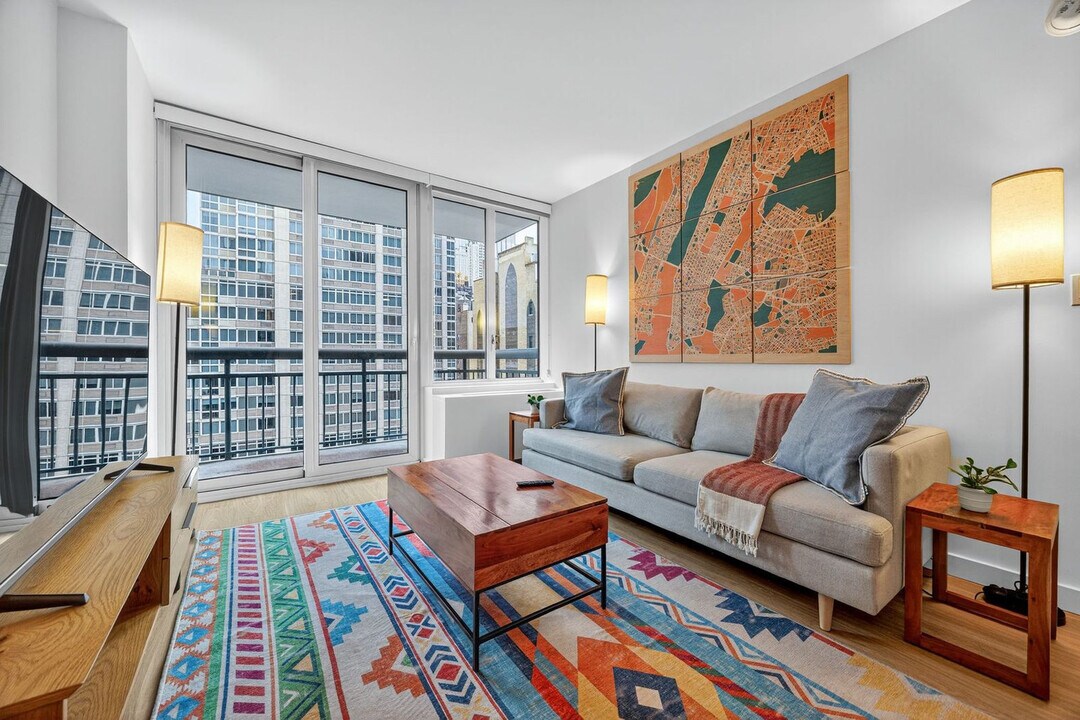 68 W 37th St in New York, NY - Building Photo