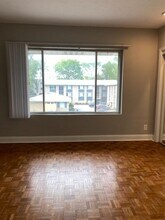 153 Thierman Ln in St Matthews, KY - Foto de edificio - Building Photo