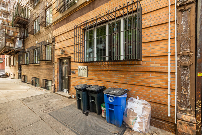 412 Bedford Ave in Brooklyn, NY - Building Photo - Building Photo