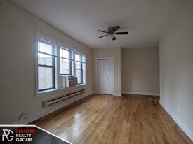 3721 N Pine Grove Ave, Unit 3720.5-W2 in Chicago, IL - Building Photo