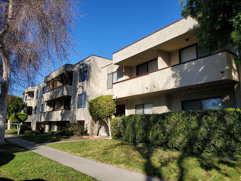 10815 Hesby St in Los Angeles, CA - Building Photo