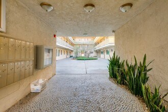 Secure, Courtyard-Style Apartments in Park Mesa Heights in Los Angeles, CA - Foto de edificio - Building Photo